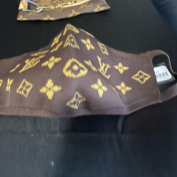 Louis Vuitton Mask - Picture 12 of 14